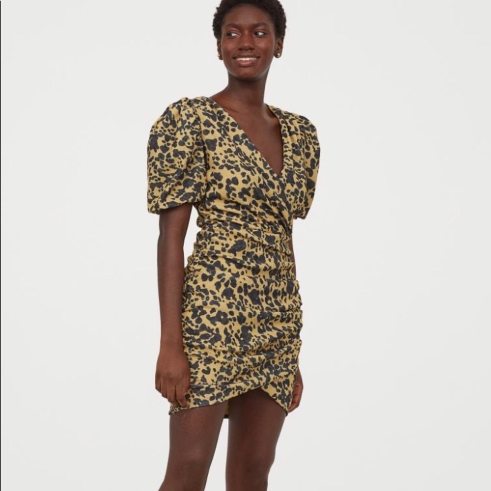 Puff- sleeved Wrap Dress 👗 Light yellow/Leopard